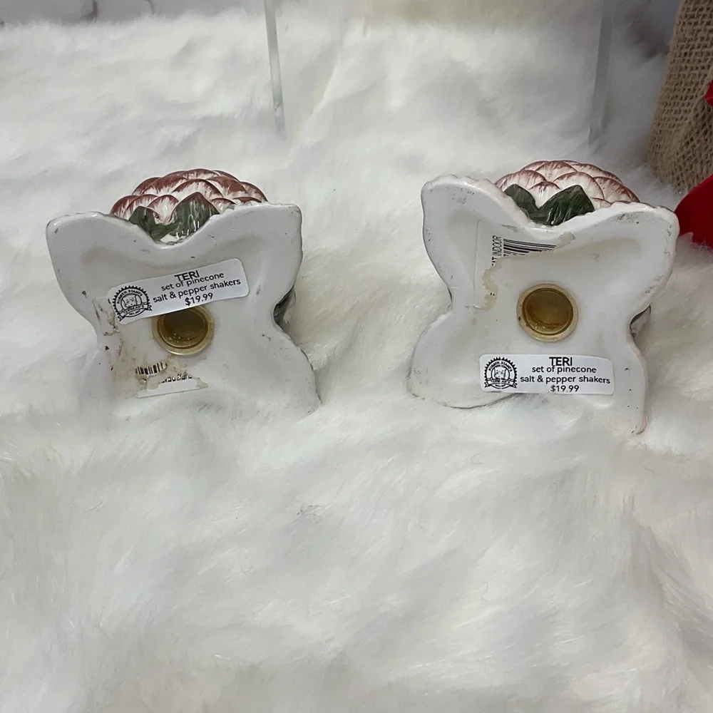 Pinecone salt and pepper shakers - Picture 6 of 9